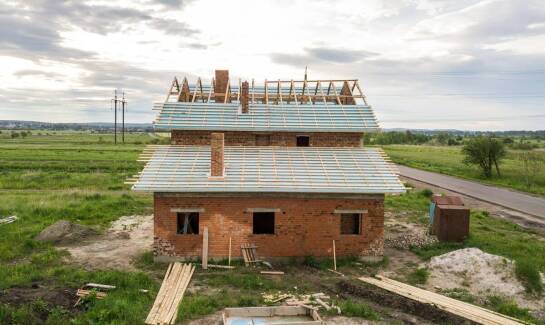 Jakie aspekty prawne wpływają na koszt budowy stodoły?