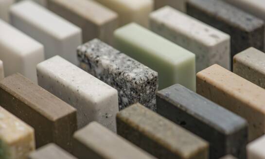 Proces instalacji nawierzchni z żywicy i kamyczków na tarasie