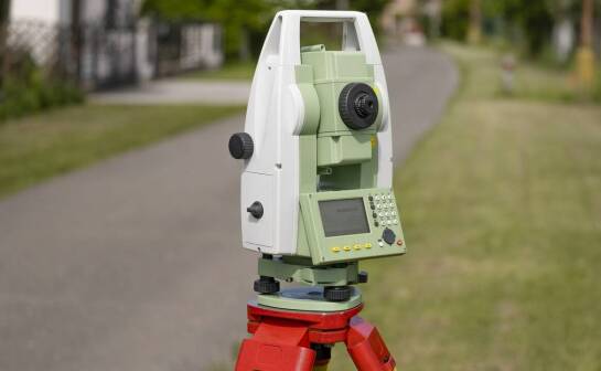 Jak geodeta może pomóc w uzyskaniu wypisu i wyrysu z rejestru gruntów?