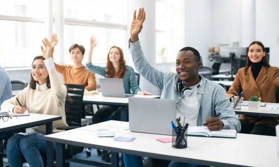 Jakie są zalety korzystania z zajęć teoretycznych online?