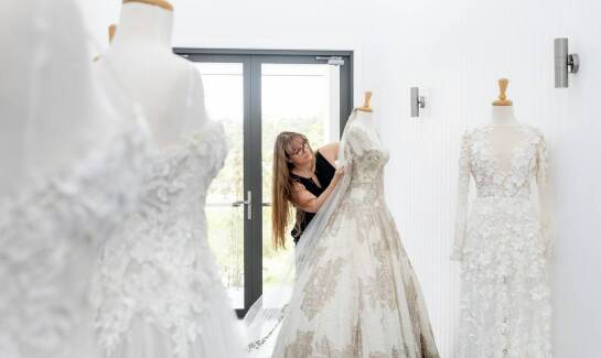 Jak przebiega proces przymiarek sukni ślubnej w naszym salonie?