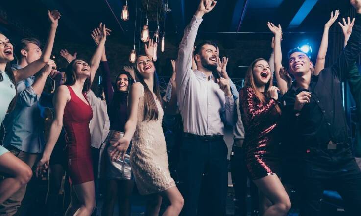 Dlaczego warto wybrać fluo ping pong na imprezy integracyjne?