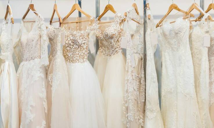 Suknie ślubne z ekskluzywnym designem – co wyróżnia warszawską ofertę?