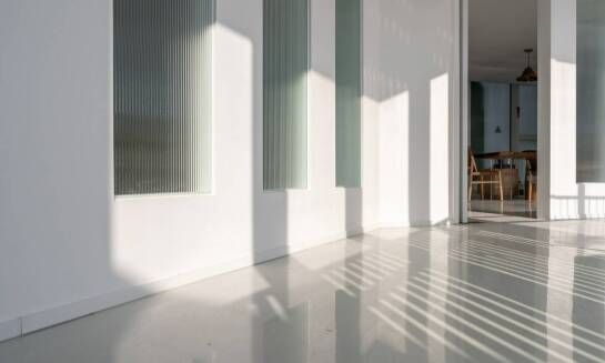 Zalety stosowania posadzek żywicznych w przestrzeniach przemysłowych