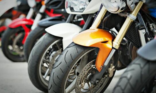 Motocykle CF Moto: jak systemy kontroli trakcji wpływają na ich prowadzenie?