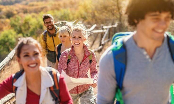 Zalety aktywnego wypoczynku w hotelu nad morzem: od Nordic Walking do siłowni