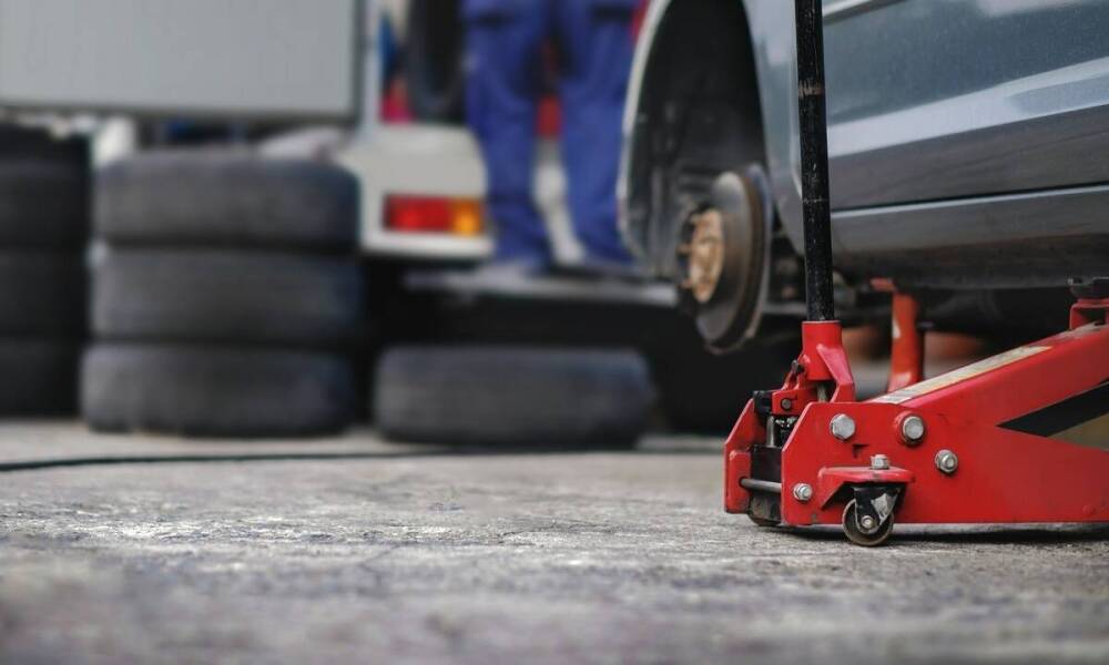 Jakie są najczęstsze wyzwania przy wynajmie naczep z ruchomą podłogą i jak je pokonać?