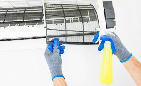 Na czym polega odgrzybianie klimatyzacji?