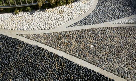 Jakie są zalety użycia otoczaków czarnych w przestrzeniach publicznych?