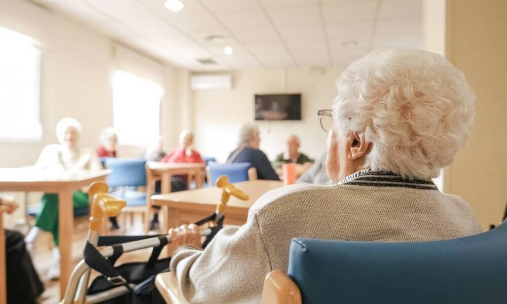 Jak systemy alarmowe podnoszą poziom bezpieczeństwa w domu opieki?