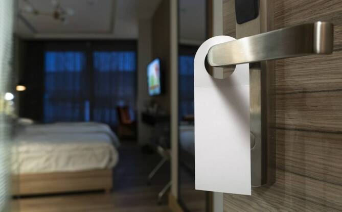 Jak zawieszka hotelowa na drzwi wpisuje się w ekologiczne podejście obiektu?