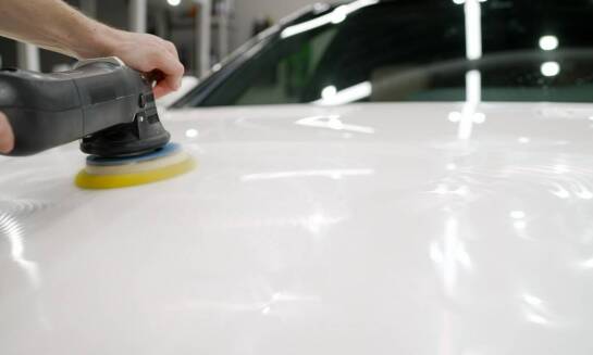 Proces renowacji karoserii – jak warsztat samochodowy usuwa zarysowania i otarcia?