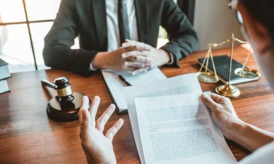 Znaczenie współpracy z notariuszami i komornikami dla kompleksowej obsługi prawnej