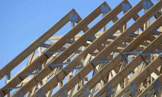 Zalety współpracy z profesjonalistami przy wyborze więźby dachowej