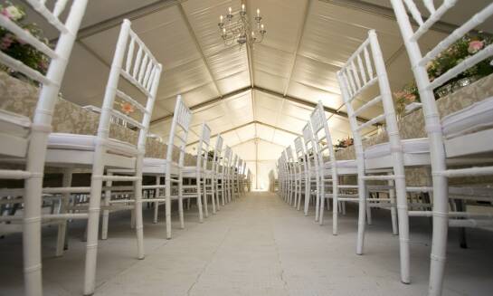 Namioty weselne a pogoda – jak zapewnić komfort gościom w każdych warunkach?