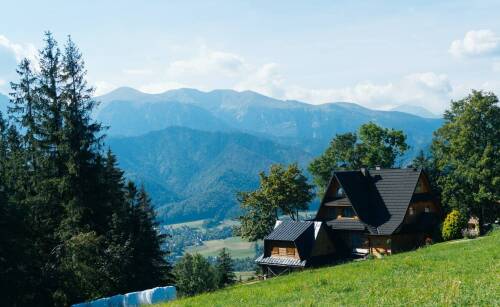 Noclegi w górach z ogrodzonym parkingiem: bezpieczeństwo i komfort