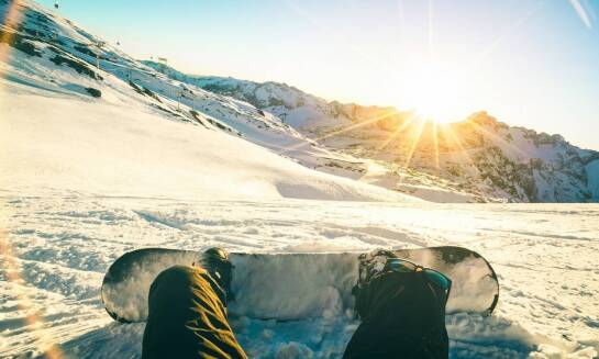 Nauka snowboardu dla początkujących w czarnym groniu: Pierwsze kroki na stoku