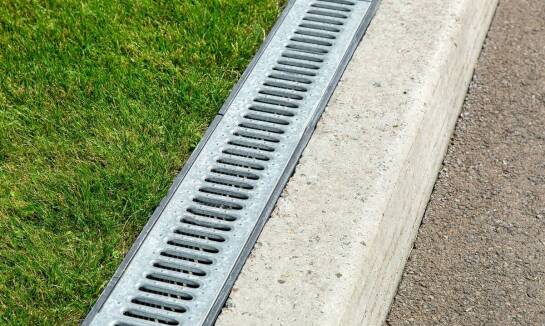 Odwodnienia liniowe żeliwne – dlaczego są idealne dla infrastruktury drogowej?