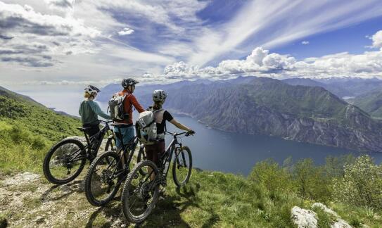 Aktywności na świeżym powietrzu: Szlaki piesze i rowerowe wokół jeziora