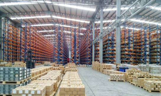 Jak magazynowanie towarów wspiera operacje spedycyjne?