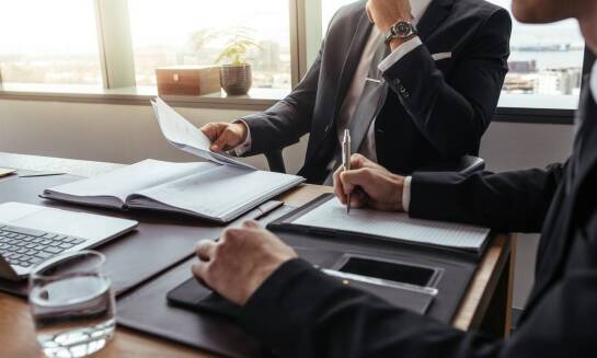 Jakie wyzwania prawne stoją przed firmami i jak może pomóc adwokat?