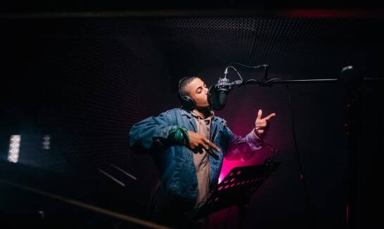 Jakie są różnice między produkcją spotów radiowych a telewizyjnych?