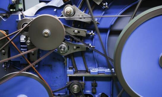 Jak prasa do klejenia spodów wpływa na jakość produkcji obuwia?