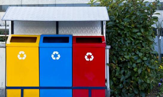 Wynajem kontenera na śmieci: Kluczowe aspekty prawne i regulacyjne