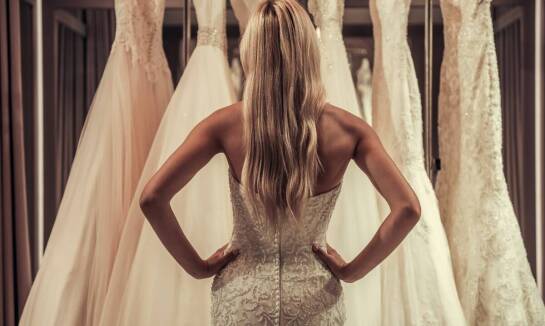 Jakie trendy dominują w projektach sukni z tkanin ślubnych?