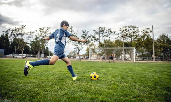 Jakie są zalety uczestnictwa w obozach z dostępem do nowoczesnych udogodnień?