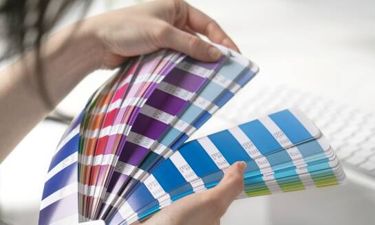 Jakie korzyści niesie współpraca z profesjonalnym studiem graficznym przy organizacji eventów?