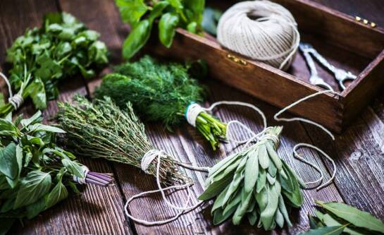 Jak naturalne składniki w farbach wpływają na kondycję włosów?