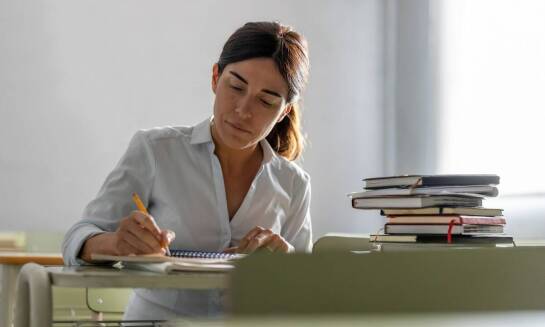 Jakie ćwiczenia sprawdzające wiedzę oferują kursy online dla ósmoklasistów?