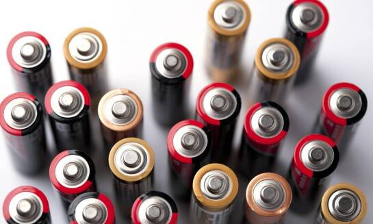 Zalety stosowania baterii do paneli fotowoltaicznych w domowych instalacjach