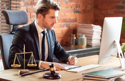 Prawo karne a cyberprzestępstwa: rola adwokata we współczesnych zagrożeniach