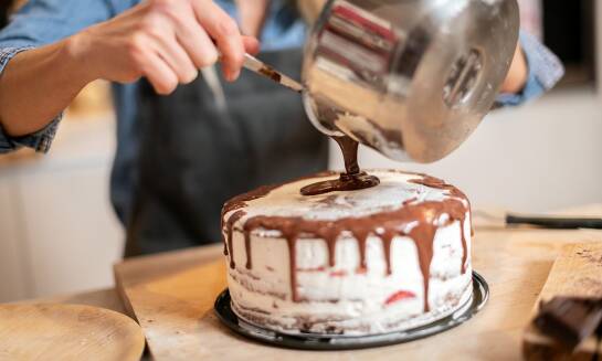 Torty czekoladowe i orzechowe – klasyczne połączenia na każdą okazję