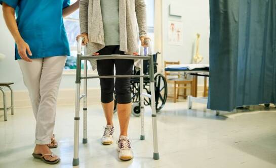 Jak fizykoterapia wspiera proces zdrowienia u pacjentów z problemami stawów