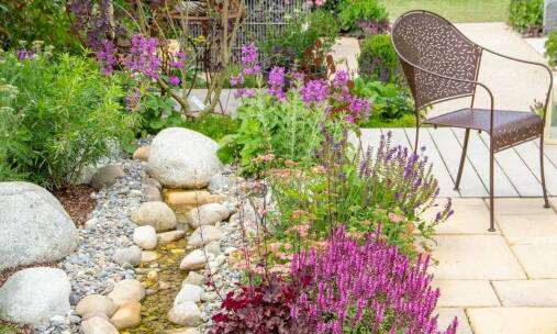 Jak zardzewiałe ozdoby mogą wpłynąć na relaksacyjną atmosferę w ogrodzie?