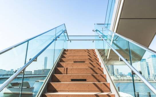 Jakie zastosowanie mają schody stalowe w przestrzeniach publicznych?