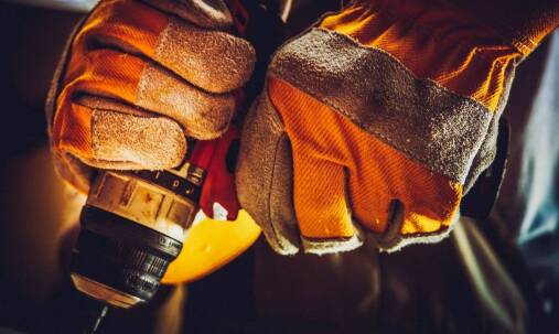 Jakie są kluczowe aspekty bezpieczeństwa podczas montażu konstrukcji aluminiowych?