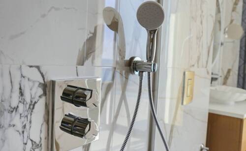 Zastosowanie szkła samoczyszczącego w kabinach prysznicowych