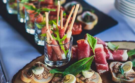 Catering na kameralne spotkania w Łowiczu – propozycje menu na mniejsze przyjęcia