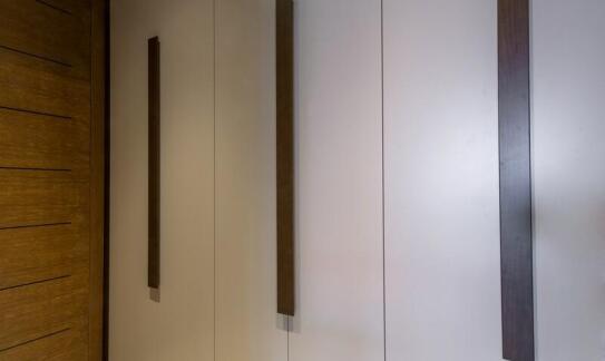 Szafy wnękowe na wymiar – sposób na porządek w każdej sypialni