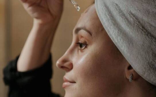 Jakie powinno być idealne serum do twarzy? Poznaj najważniejsze cechy