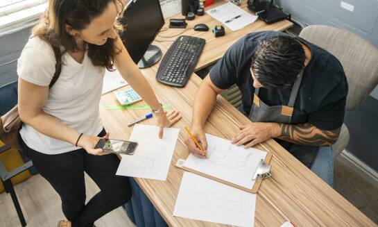 Jak biuro projektowe może pomóc w aranżacji wnętrza zgodnie z ogrodem?