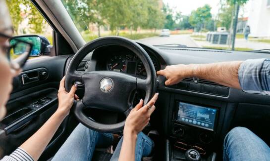 Jakie są zalety nauki na automatycznej skrzyni biegów podczas kursu prawa jazdy?