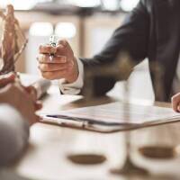 Znaczenie licytacji komorniczych dla wierzycieli - jak odzyskać swoje należności?