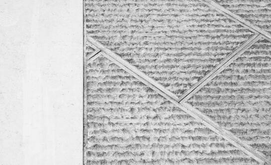 Wielofunkcyjne regały drewniane – jak wykorzystać ich potencjał?