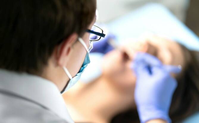 Jakie są etapy odbudowy zęba po wszczepieniu implantu?