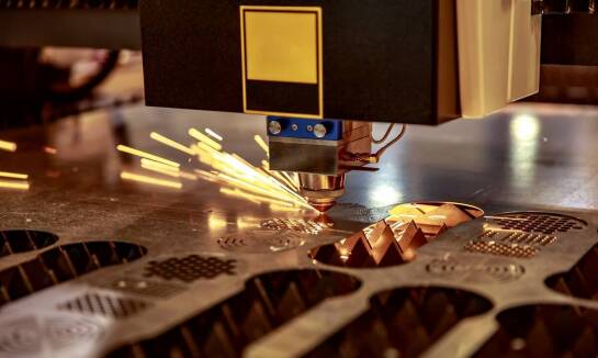 Precyzyjne cięcie blachy CNC – jak wpływa na redukcję odpadów w produkcji?